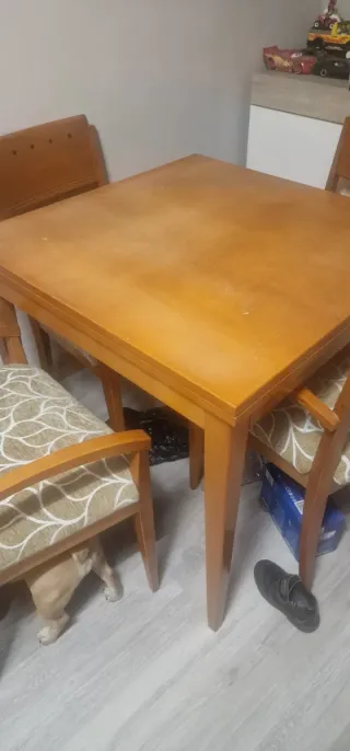 Mesa de comedor de madera