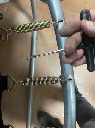 Cama elástica verde con red de seguridad