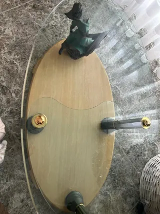 Mesa de centro con figura decorativa