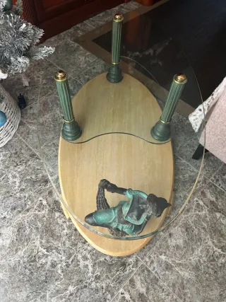 Mesa de centro con figura decorativa