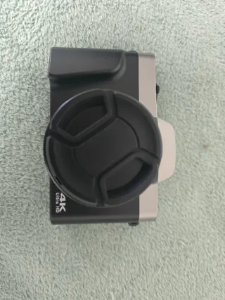 Cámara Digital 4K Negra y Plateada