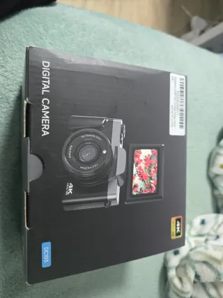 Cámara Digital 4K Negra y Plateada