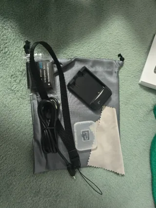 Cámara Digital 4K Negra y Plateada