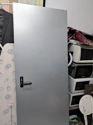 Puerta gris con manilla negra 76×197cm