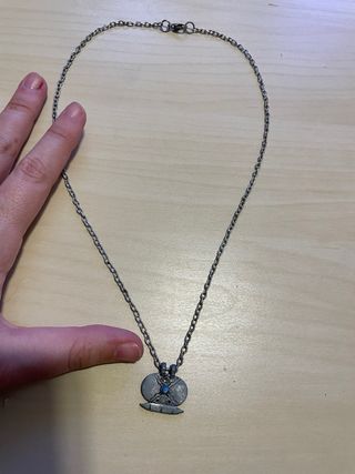 Colgante plateado con detalle azul
