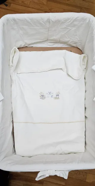 Minicuna con colcha a juego