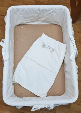 Minicuna con colcha a juego