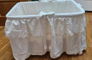 Minicuna con colcha a juego