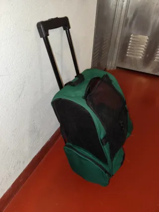 Transportín para perro o gato con ruedas.