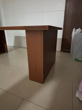 Mesa de salón de madera marrón