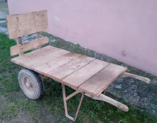 Carretilla de madera 2 ruedas.