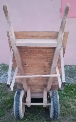 Carretilla de madera 2 ruedas.