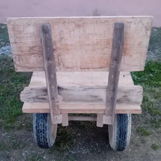 Carretilla de madera 2 ruedas.