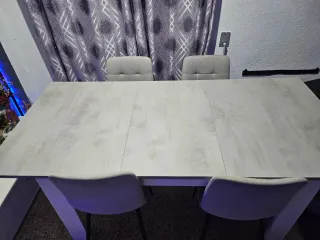 Mesa comedor extensible gris y blanca.