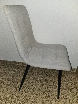 Mesa comedor extensible gris y blanca.