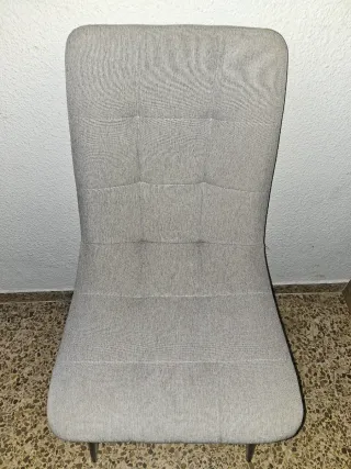 Mesa comedor extensible gris y blanca.