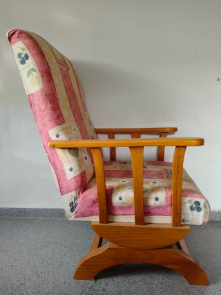 Sillón balancín madera maciza tela