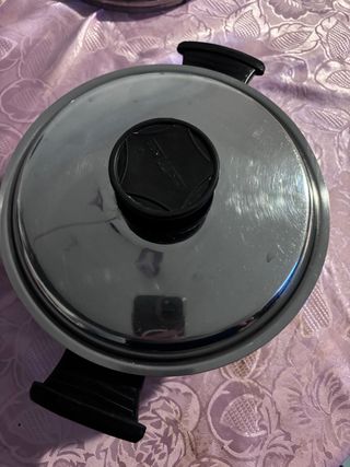 Pentola con coperchio in metallo e plastica