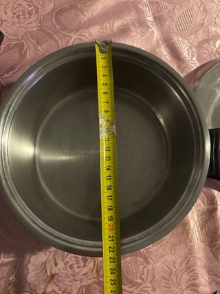 Pentola con coperchio in metallo e plastica