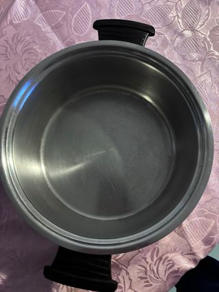 Pentola con coperchio in metallo e plastica