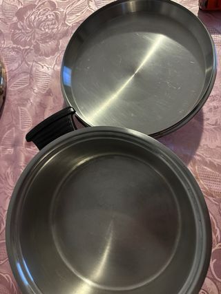 Pentola con coperchio in metallo e plastica