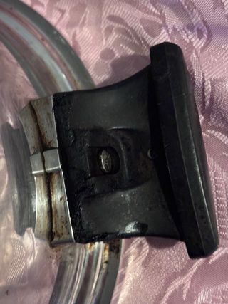 Pentola con coperchio in metallo e plastica