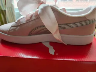 Zapatillas Puma Rosa con Lazos de Satén