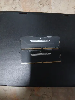 Corsair Memorias RAM DDR4 (2x8GB)