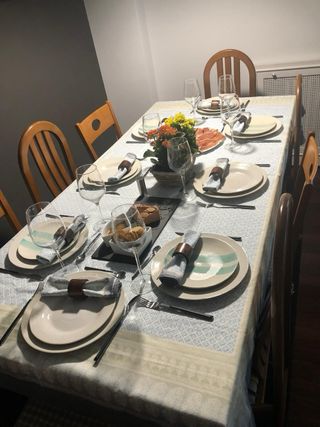 Mesa de comedor extensible de madera con sillas