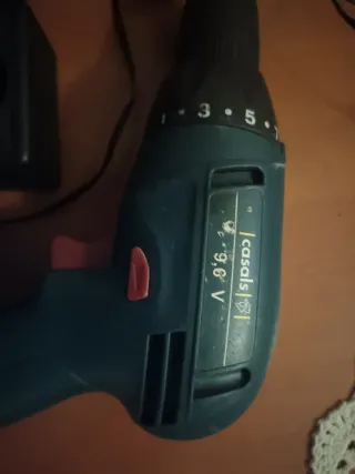 Atornillador Casals 9.6V con cargador