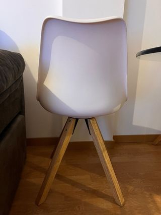 Sillas de salón blancas y madera