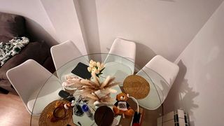 Sillas de salón blancas y madera