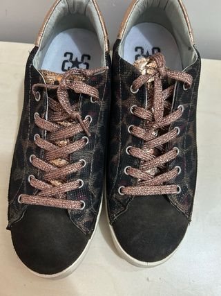 Scarpe maculate con lacci oro e nere