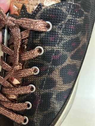 Scarpe maculate con lacci oro e nere