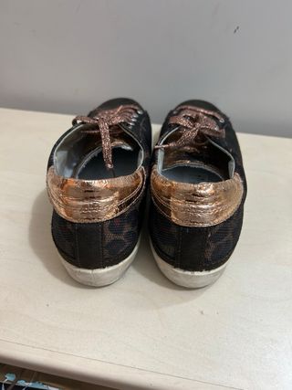 Scarpe maculate con lacci oro e nere