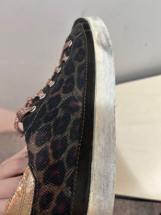 Scarpe maculate con lacci oro e nere