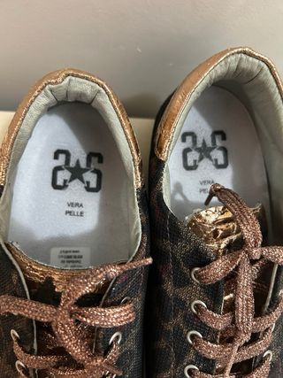 Scarpe maculate con lacci oro e nere