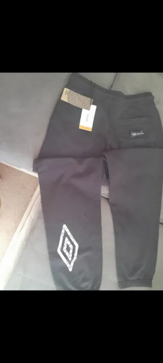 Pantalón niño negro con estampado