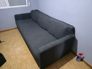 Sofá-cama gris de tela