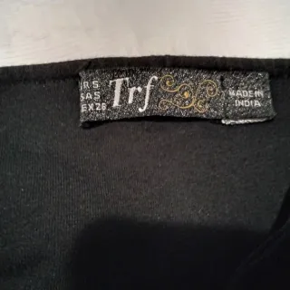 Vestido negro con lentejuelas negras y doradas.