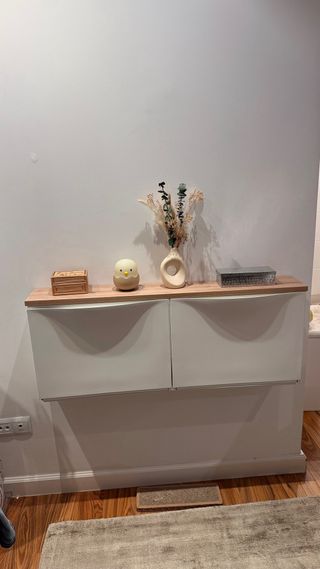 Zapateros blancos con balda de madera