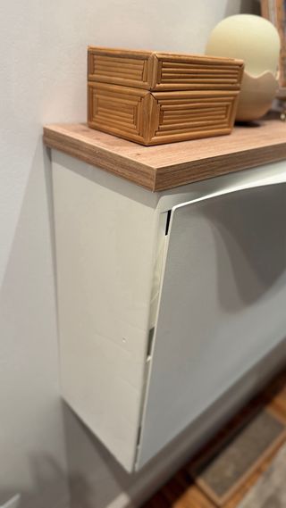 Zapateros blancos con balda de madera