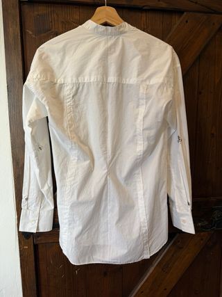 Camisa blanca mujer detalles joya