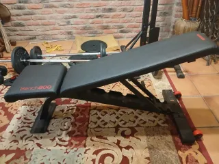 Equipo de gimnasio: banco, barra y pesas