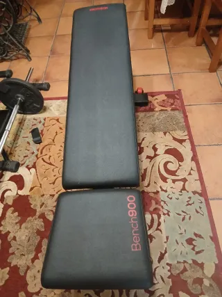 Equipo de gimnasio: banco, barra y pesas