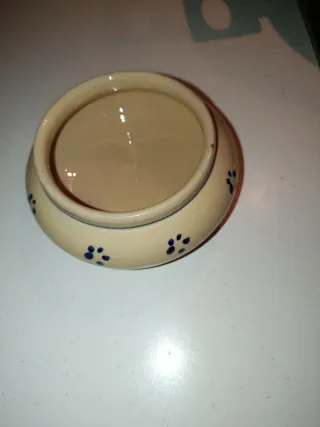 Vaso in terracotta beige con disegno blu