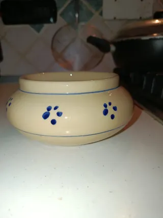 Vaso in terracotta beige con disegno blu