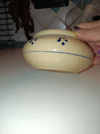 Vaso in terracotta beige con disegno blu