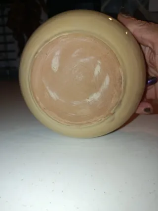 Vaso in terracotta beige con disegno blu