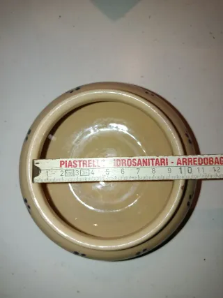 Vaso in terracotta beige con disegno blu